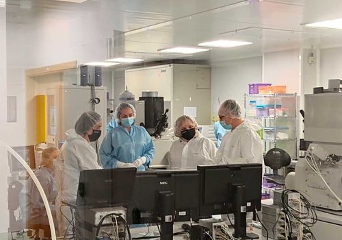 Explaining the dual beam equipment inside the Clean Room to Prof. Rosa Bolea, vice-rector of research at University of Zaragoza.