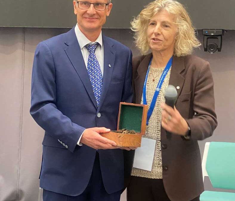 José María De Teresa starts his 2-year term as President of the European Physical Society (EPS). In a ceremony held in Vilnius on May 16th, 2026, he received a sextant from the previous president “to guide the EPS in the right direction”